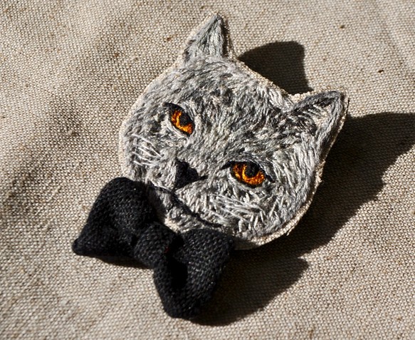 刺繍ブローチ　猫（グレー） 1枚目の画像