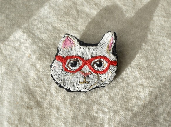 メガネ猫　刺繍ブローチ 1枚目の画像