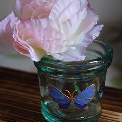 青い蝶のミニ花瓶 1枚目の画像