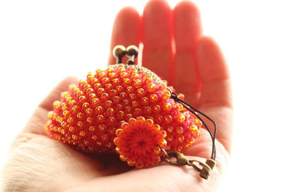 レトロなビーズ編みの小さながま口（赤×オレンジ） 1枚目の画像