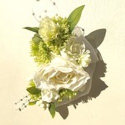 春の花束 白いオーガンジーのクレセントコサージュ 1枚目の画像