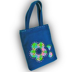 ターコイズブルー厚手ウール、可愛いお花のチェック柄カットワークバッグ、iPad、タブレットケース 1枚目の画像