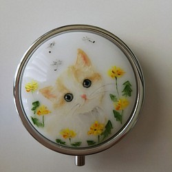 手描き猫のピルケース(タンポポと首かしげ猫) 1枚目の画像
