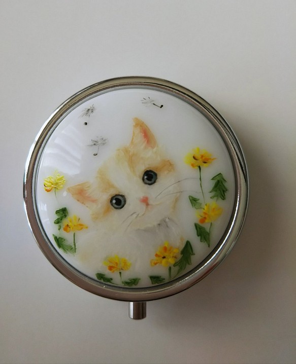 手描き猫のピルケース(タンポポと首かしげ猫) 1枚目の画像