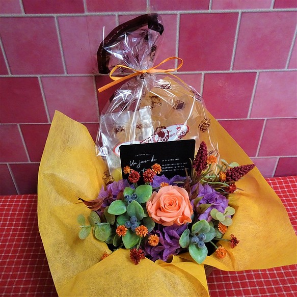 ブリキのプレート付き花器のプリザーブドフラワーアレンジと秋の焼き菓子２袋のギフトセット 1枚目の画像
