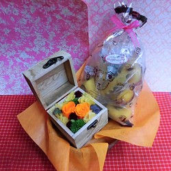 木箱に薔薇のプリザーブドフラワーの秋色アレンジと秋の焼き菓子８袋のギフトセット 1枚目の画像