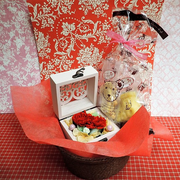 ハート柄の木箱にアレンジしたカーネーションのプリザーブドフラワーと野菜や果物を使った焼き菓子2袋のギフトセット 1枚目の画像