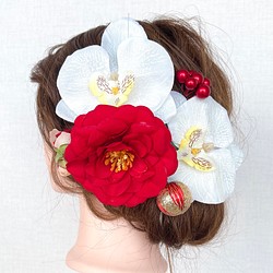F59 椿と胡蝶蘭の髪飾り 1枚目の画像