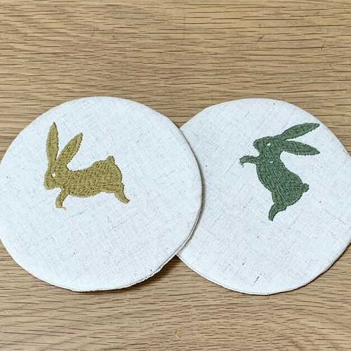 うさぎの刺繍 丸いコースター ２枚セット コットンリネン マスタード