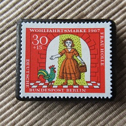 ドイツ　童話　フォレおばさん　切手ブローチ6424 1枚目の画像