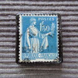 アップサイクル　フランス切手ブローチ7021 1枚目の画像