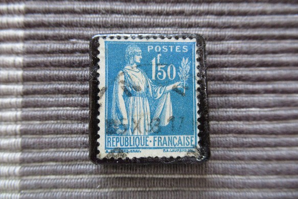 アップサイクル　フランス切手ブローチ7021 1枚目の画像