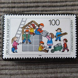 ドイツ　漫画切手ブローチ 7150 1枚目の画像