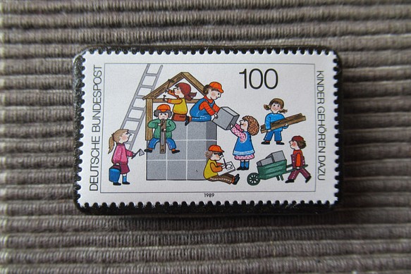 ドイツ　漫画切手ブローチ 7150 1枚目の画像