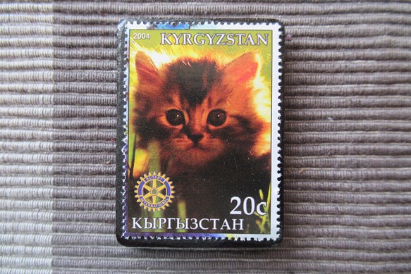 キリギスタン 猫切手ブローチ 低価格の 【返品送料無料】 7198