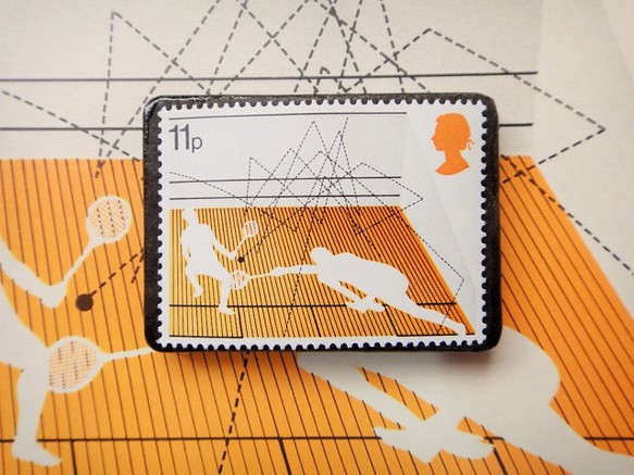 イギリス1977年　スカッシュ切手ブローチ【ポストカード付）3433 1枚目の画像