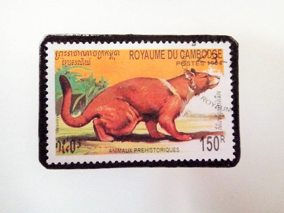 カンボジア　恐竜切手ブローチ 3674