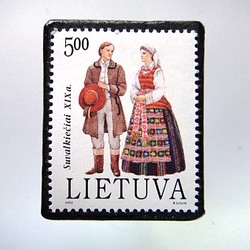 ラトビア　民族衣装切手ブローチ4001 1枚目の画像