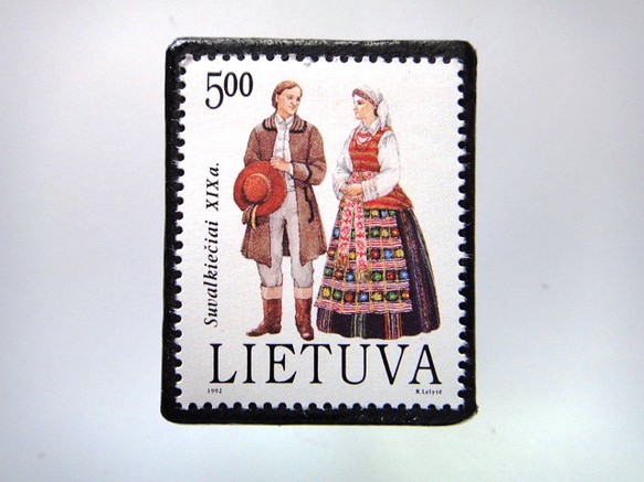 ラトビア　民族衣装切手ブローチ4001 1枚目の画像
