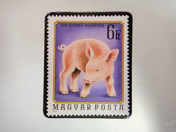 匈牙利兒童豬郵票胸針4945 第1張的照片
