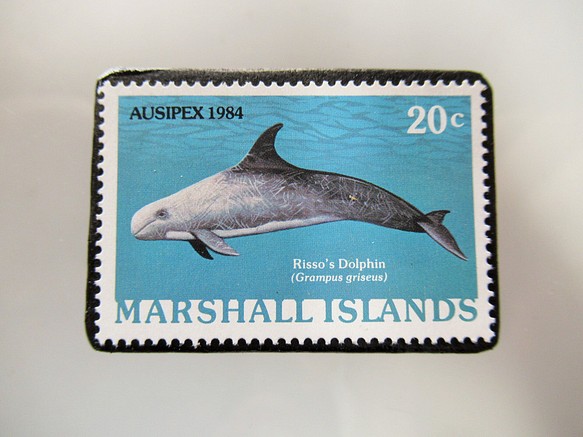 マーシャル諸島　イルカ切手ブローチ 5332 1枚目の画像