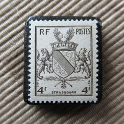 フランス「紋章」切手ブローチ6231 1枚目の画像