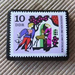 ドイツ　童話　小さな兄妹　切手ブローチ 6395 1枚目の画像