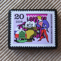 ドイツ　童話　小さな兄妹　切手ブローチ 6397 1枚目の画像