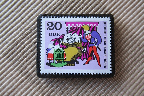 ドイツ　童話　小さな兄妹　切手ブローチ 6397 1枚目の画像