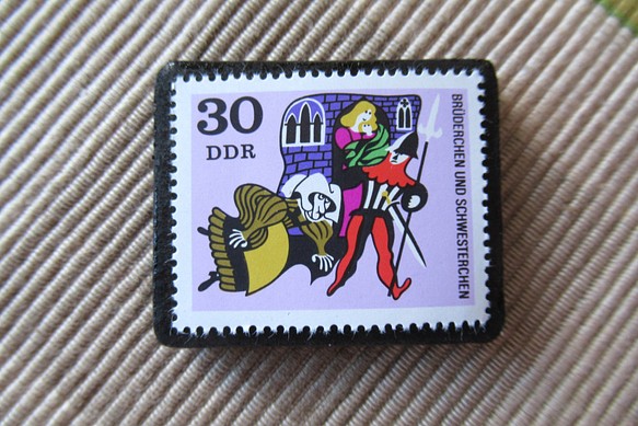 ドイツ　童話　小さな兄妹　切手ブローチ 6399 1枚目の画像