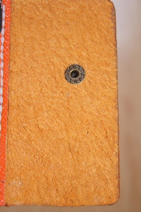 左開きのやわらかなオレンジ色のキーケース 1枚目の画像