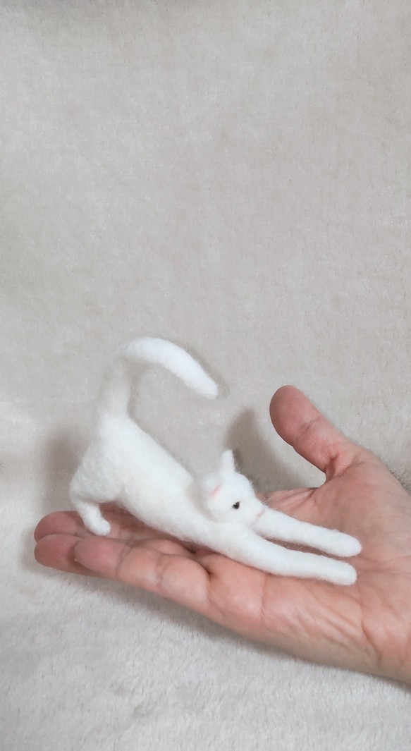 羊毛フェルト】ミニミニ白猫～のびのび～ 羊毛フェルト パステルミケ