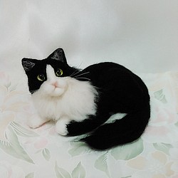 羊毛フェルトでできた、黒白ペンギン柄猫ちゃん 1枚目の画像