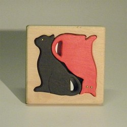 木のパズル　赤と黒 1枚目の画像