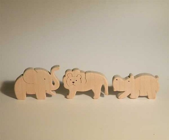 木のパズル　象とカバとライオンのトリオ 1枚目の画像