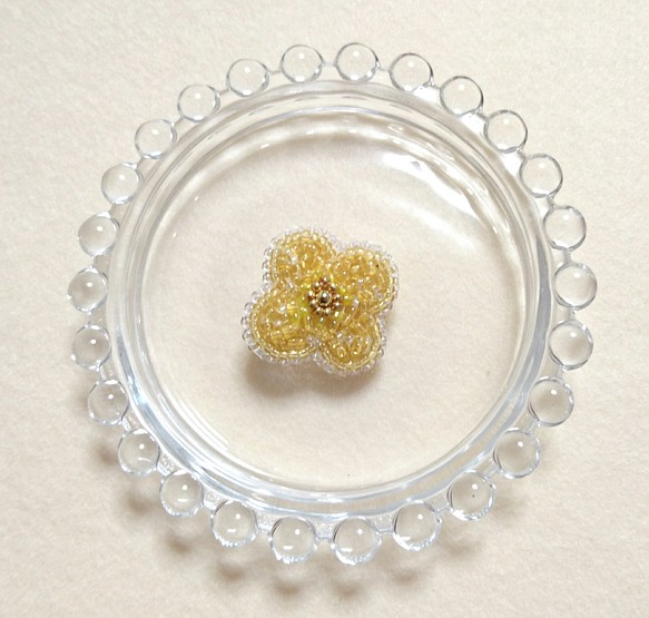 ビーズ刺繍のブローチ(16)小さなお花２ 1枚目の画像