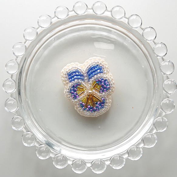 ビーズ刺繍のブローチ(37)ちいさなビオラ 1枚目の画像