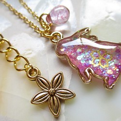 ◇1372再販３ 桜花・小さな小さな、うさぎの１粒ネックレス 1枚目の画像