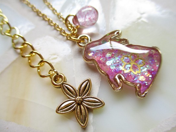 ◇1372再販３ 桜花・小さな小さな、うさぎの１粒ネックレス 1枚目の画像
