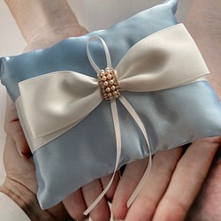 リングピロー【ビジューとパール】サムシングブルー　送料無料 ウェディング 結婚式 ラインストーン 1枚目の画像