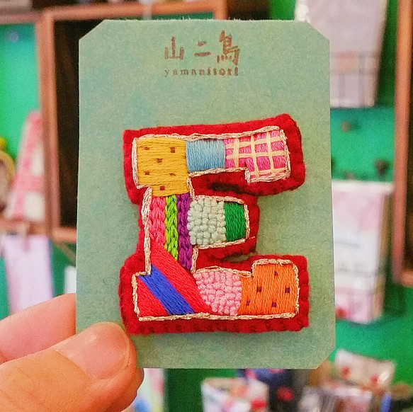 アルファベット刺繍ブローチ【E】 1枚目の画像