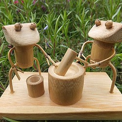 竹細工～カエルの餅つき 1枚目の画像