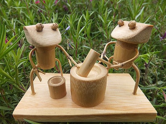 竹細工～カエルの餅つき 1枚目の画像