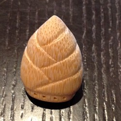 竹細工～ちいさなタケノコのブローチ 1枚目の画像
