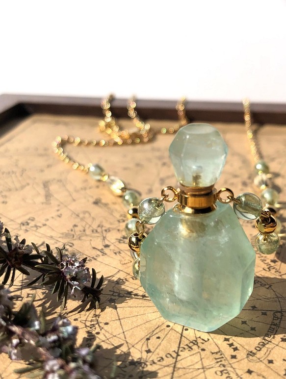 天然石の香水瓶ネックレス　グリーンフローライト 1枚目の画像