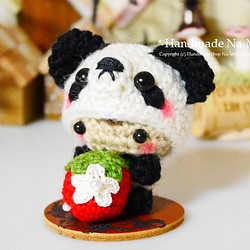 パンダの着ぐるみベビーちゃん・イチゴ抱っこ／お飾りタイプ 1枚目の画像