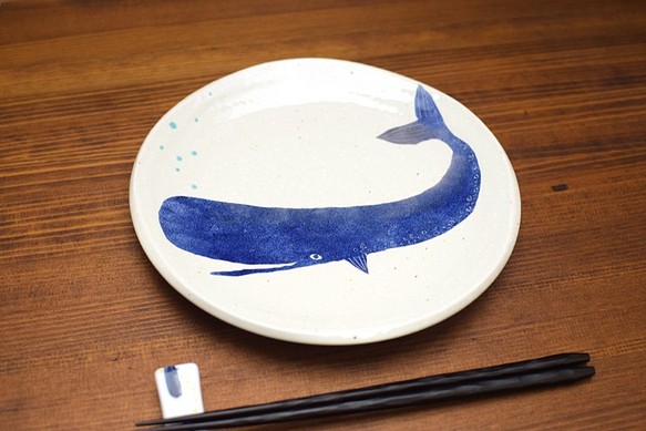 マッコウクジラ和ゆがみ丸皿 1枚目の画像