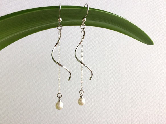 スワロパール&ツイストのロングピアス:      Pearl Chain Earrings 1枚目の画像