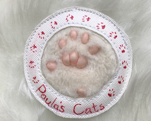 肉球ぷにぷに♪バッジ 白＊赤いロゴ＊左前足 ブローチ Paula's Cats