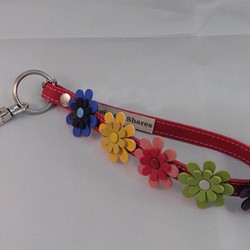 カラフルな花5色のバッグや鍵用手作りハンドメイドストラップ（赤色紐） 1枚目の画像